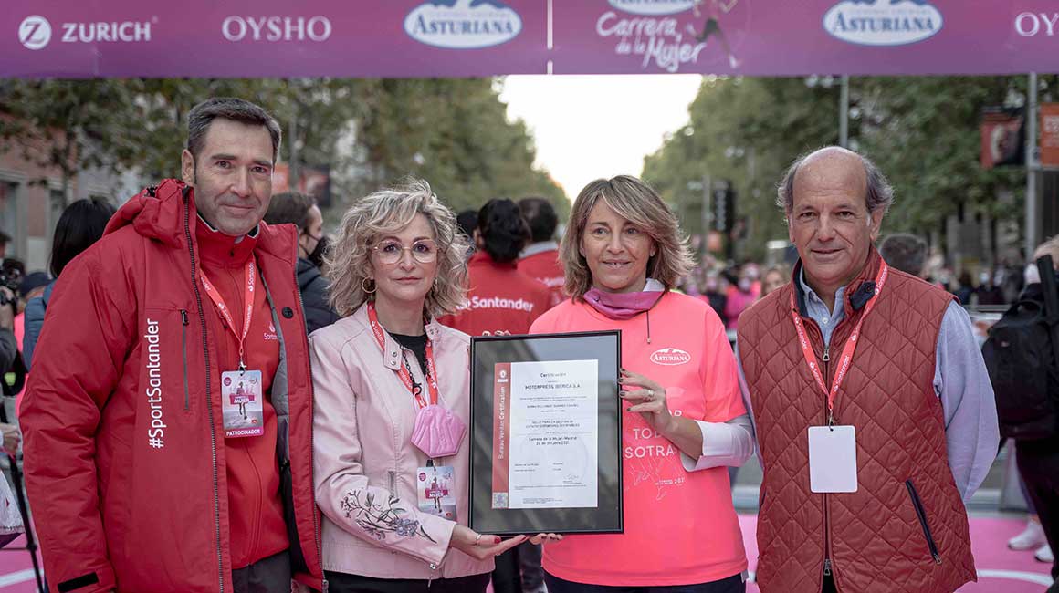 Banco Santander entrega el Sello de Evento Deportivo Sostenible a la Carrera de la Mujer